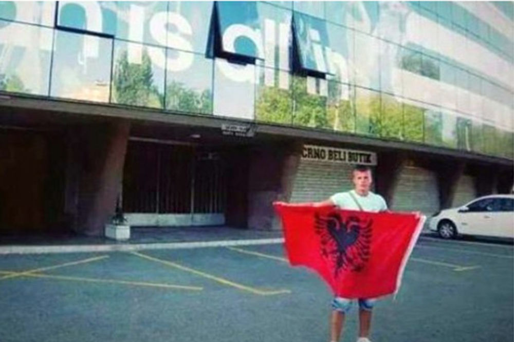 NAVIJAČKA PROVOKACIJA: Raširio zastavu Albanije ispred stadiona Partizana