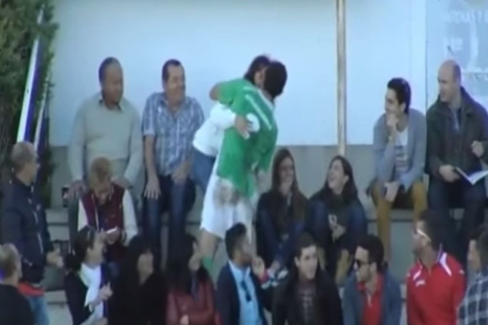 (VIDEO) NEMA LJUBLJENJA: Proslavio gol sa devojkom i dobio javnu opomenu