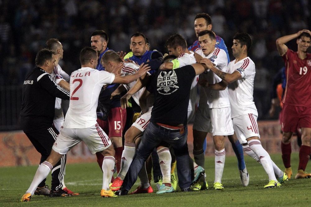 (VIDEO) POGLEDAJTE: Ovako je izgledala tuča na terenu tokom utakmice Srbija-Albanija!
