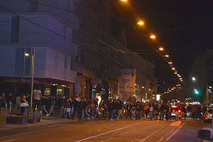 (FOTO) Albanci napali srpski kafić u Beču, razbijeno 14 automobila, 8 policijskih!