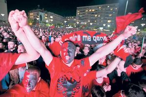 (VIDEO) OTPUTOVALO NEKOLIKO AUTOBUSA: Albanski navijači sa Kosova dolaze u Elbasan bez ulaznica