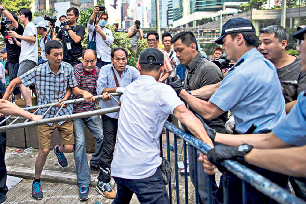 OBRAČUN U HONGKONGU: Policija vezivala, pa tukla demonstrante