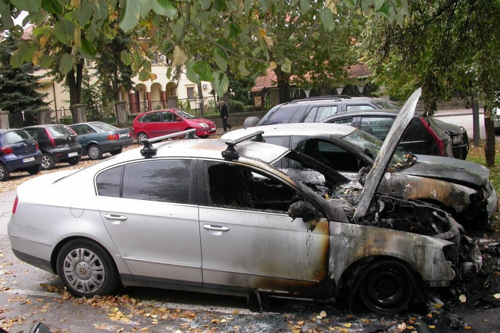 PALJEVINA U NIŠU: Izgoreo pasat, oštećena dva vozila!
