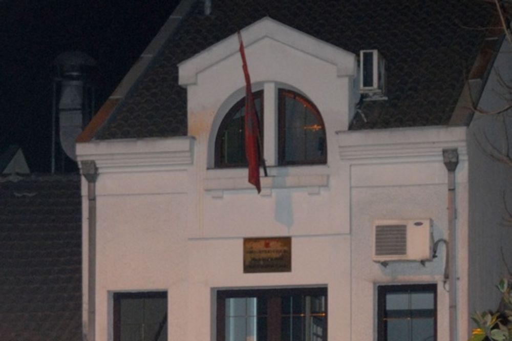 PODGORICA: Maskirani napadači kamenovali ambasadu Albanije!