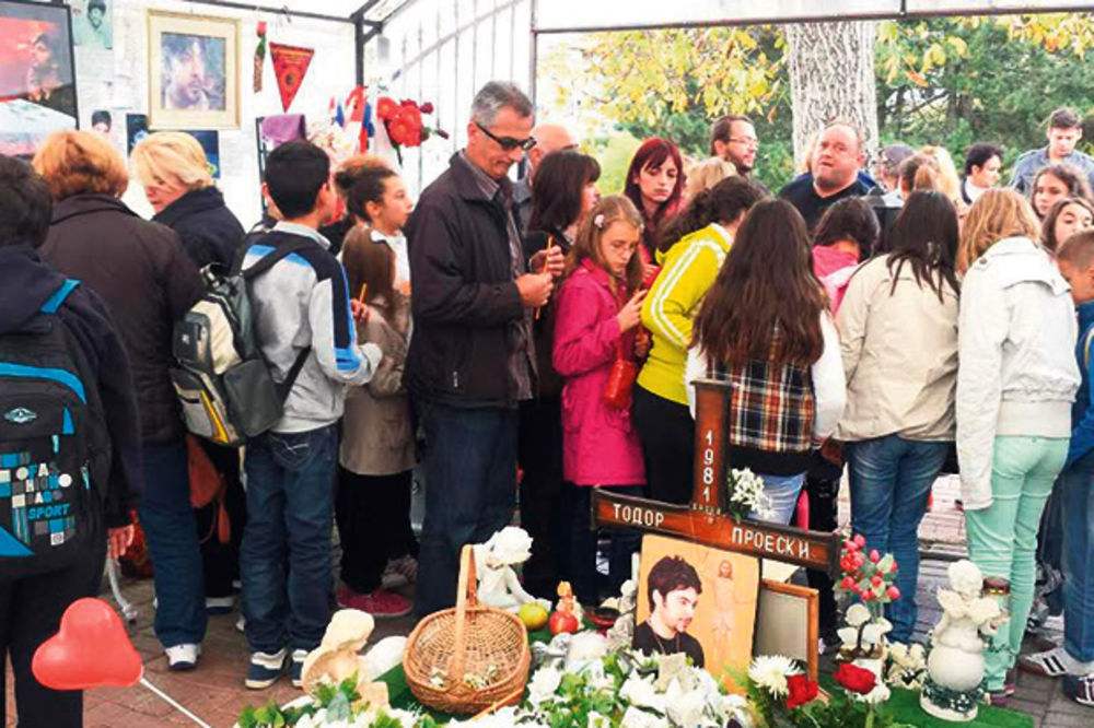 Pevač otrgnut od zaborava: Fanovi zatrpali grob Tošeta Proeskog cvećem