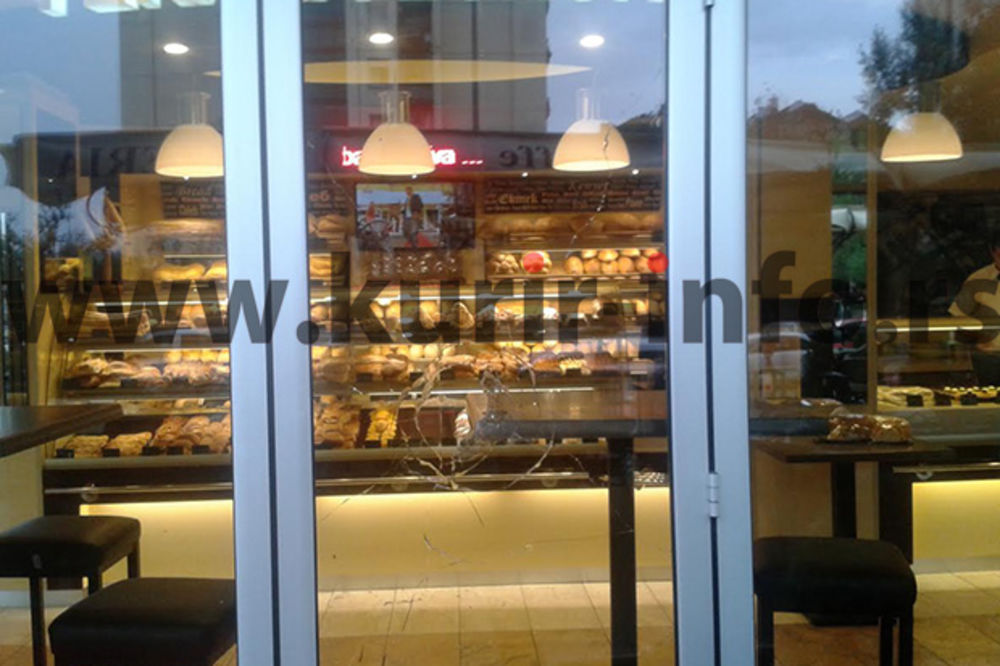 RAZBIJEN IZLOG: Maskirani huligani kamenovali pekaru u Novom Sadu!