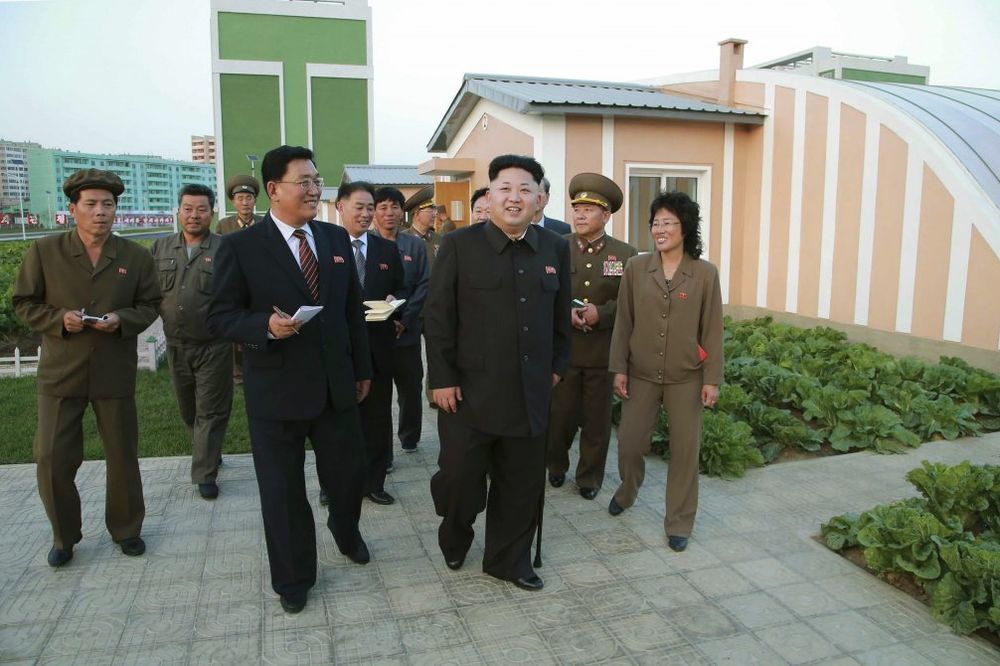 (VIDEO) OPET PRED KAMEROM: Kim Džong-un sa štapom u ruci obišao gradilište
