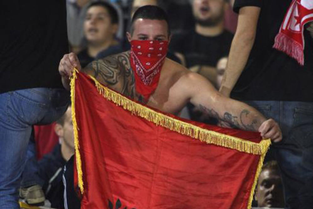 (FOTO) STRASTI SE NE SMIRUJU: Delije zapalile albansku zastavu na derbiju