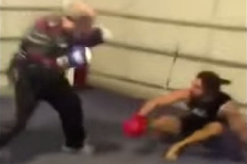 (VIDEO) SUPERDEKA: Čiča razbio mladog boksera u ringu