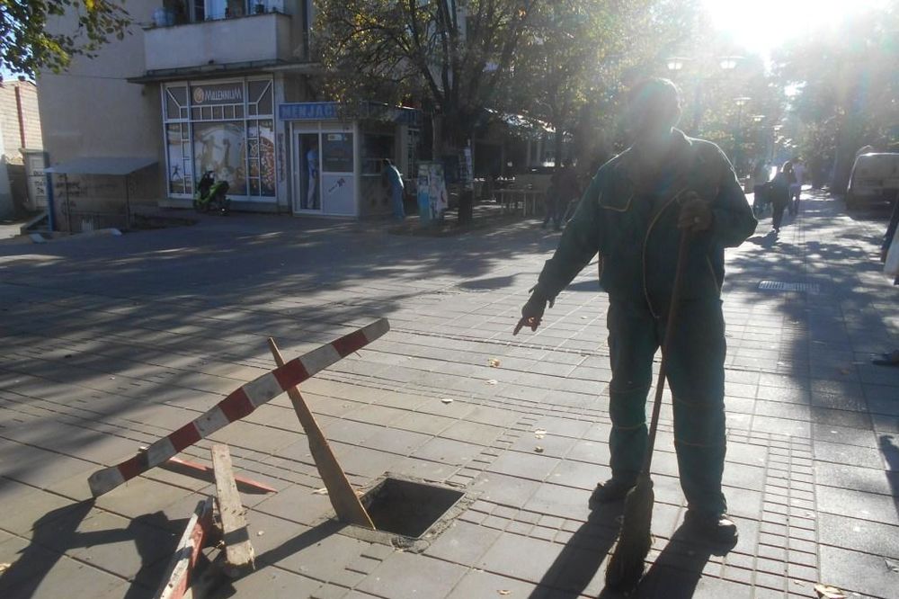 KRAĐA U PROKUPLJU: Lopovi sa ulica pokupili rešetke za kanalizaciju!