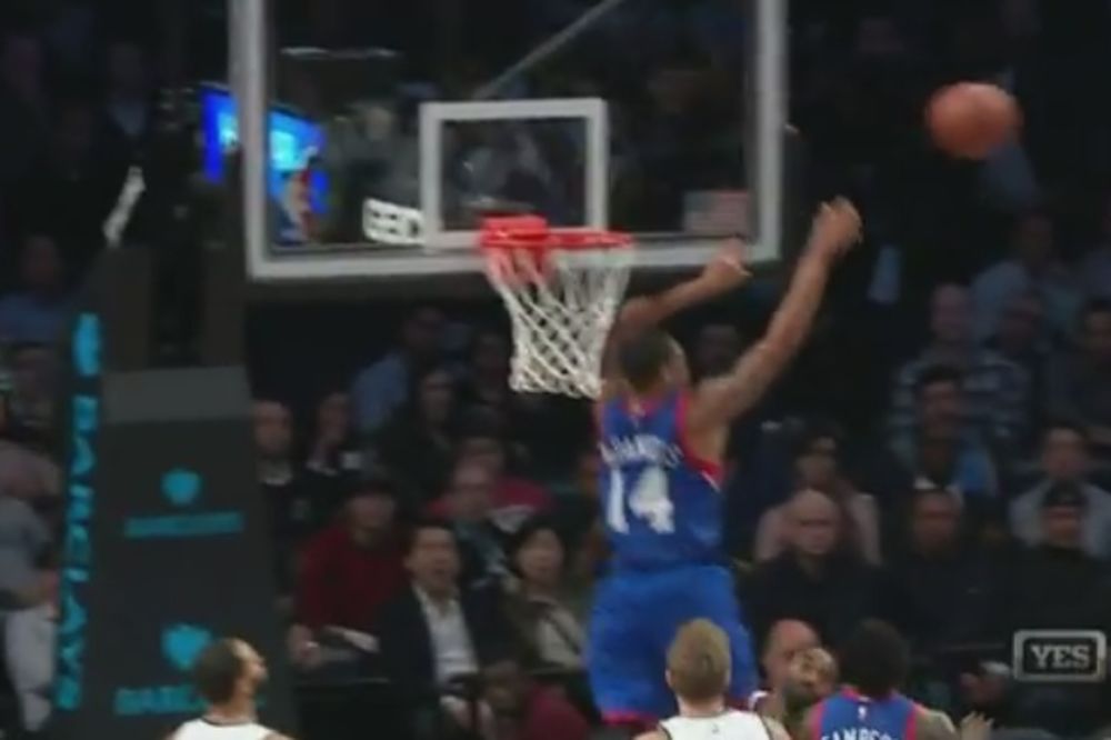 (VIDEO) KUDA SI POŠAO: Monstruozna dvoručna blokada NBA rukija