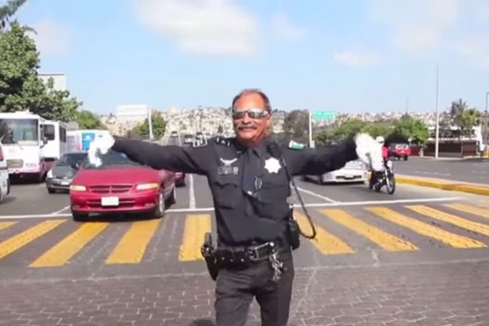 LUDILO NA POSLU: Policajac pleše kao Majkl Džekson!