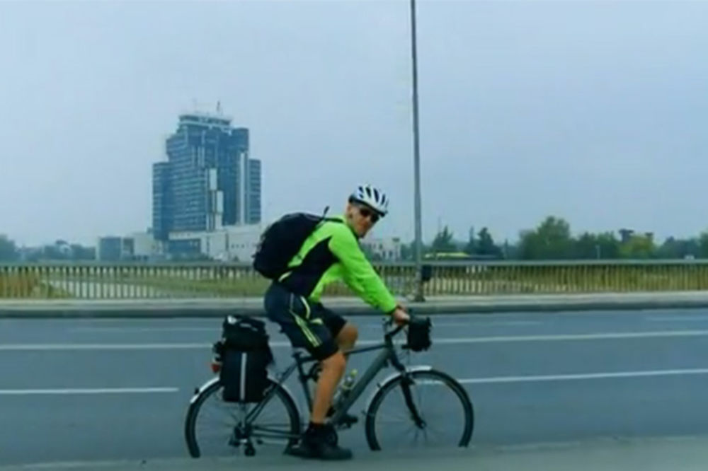 (VIDEO) PREŠAO 1.100 KILOMETARA: Makedonac biciklom iz Ohrida došao na vojnu paradu u Beogradu!