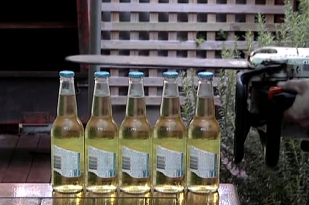 (VIDEO) Kako istovremeno otvoriti pet flaša piva motornom testerom?