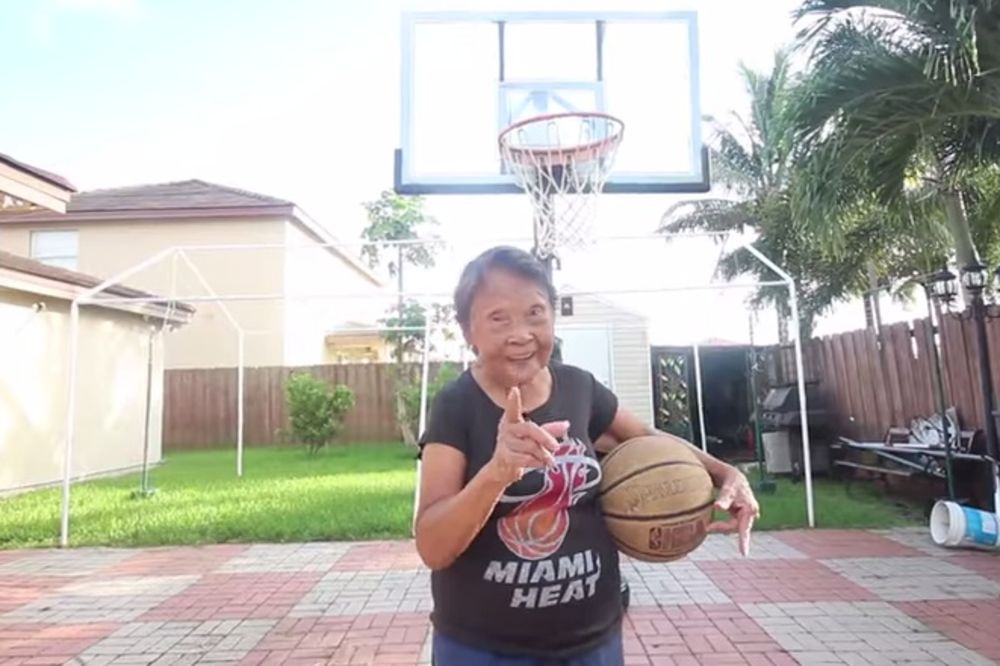 (VIDEO) PREVIŠE SIMPATIČNO: Vejd igrao basket sa bakicom od 90 godina koja ga je izazvala