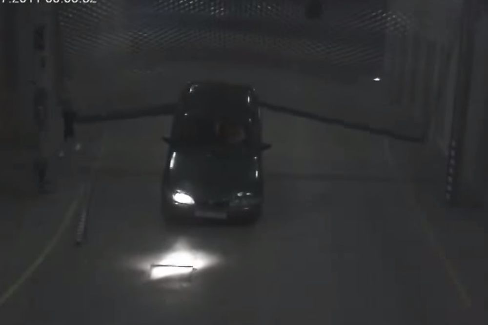KAO DA JE ĐAVO UŠAO U NJEGA: Pogledajte neverovatno parkiranje ovog čoveka! (VIDEO)