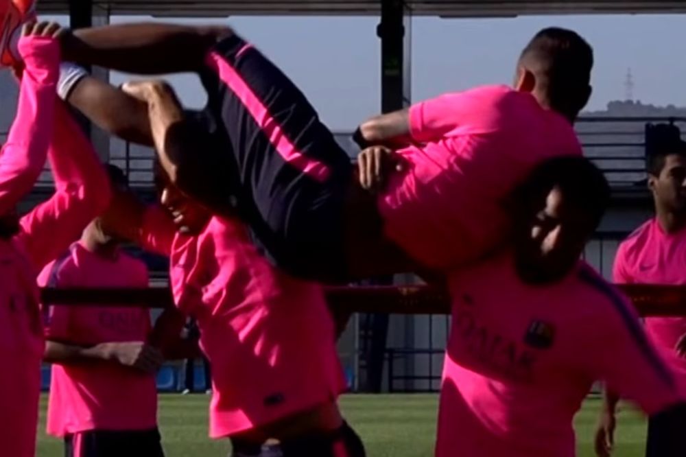 (VIDEO) ATMOSFERA PRED EL KLASIKO: Barsini fudbaleri se prenose kao džakovi