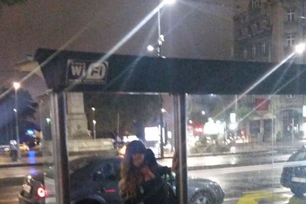 SVI SE VOZE GSP: Mia sa seksi dekolteom čeka gradski bus!