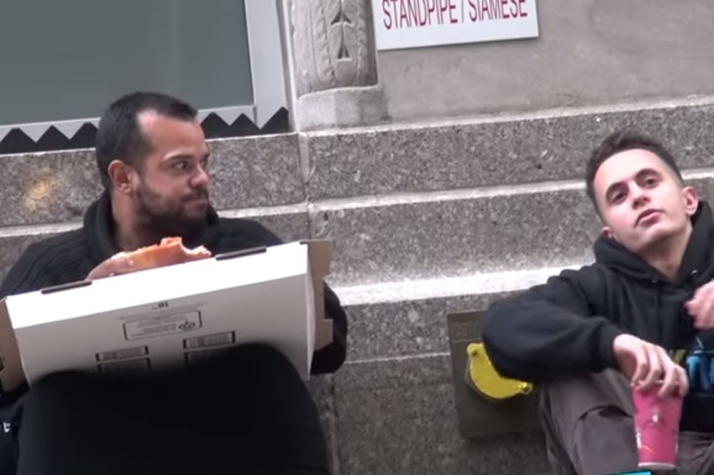 (VIDEO) Beskućniku dali ostatke pice, ono što se zatim desilo izmamiće vam suze na oči!