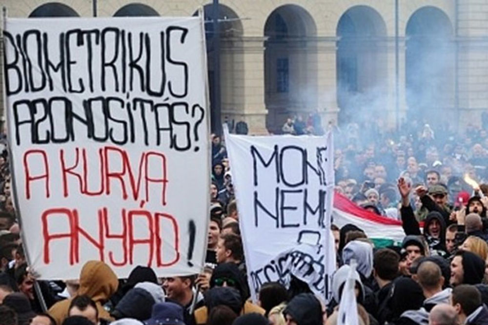 BLOG UŽIVO: Fudbalski navijači protestovali ispred mađarskog parlamenta