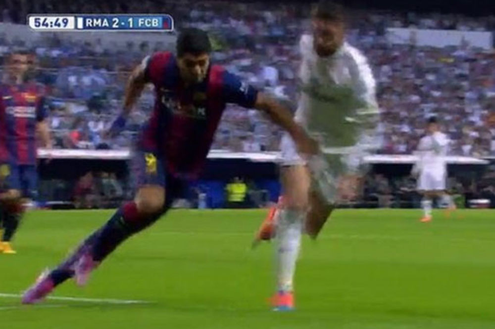 (VIDEO) NE UJEDA, ALI HVATA ZA MEĐUNOŽJE: Pogledajte kako je Ramos prošao u duelu sa Suarezom