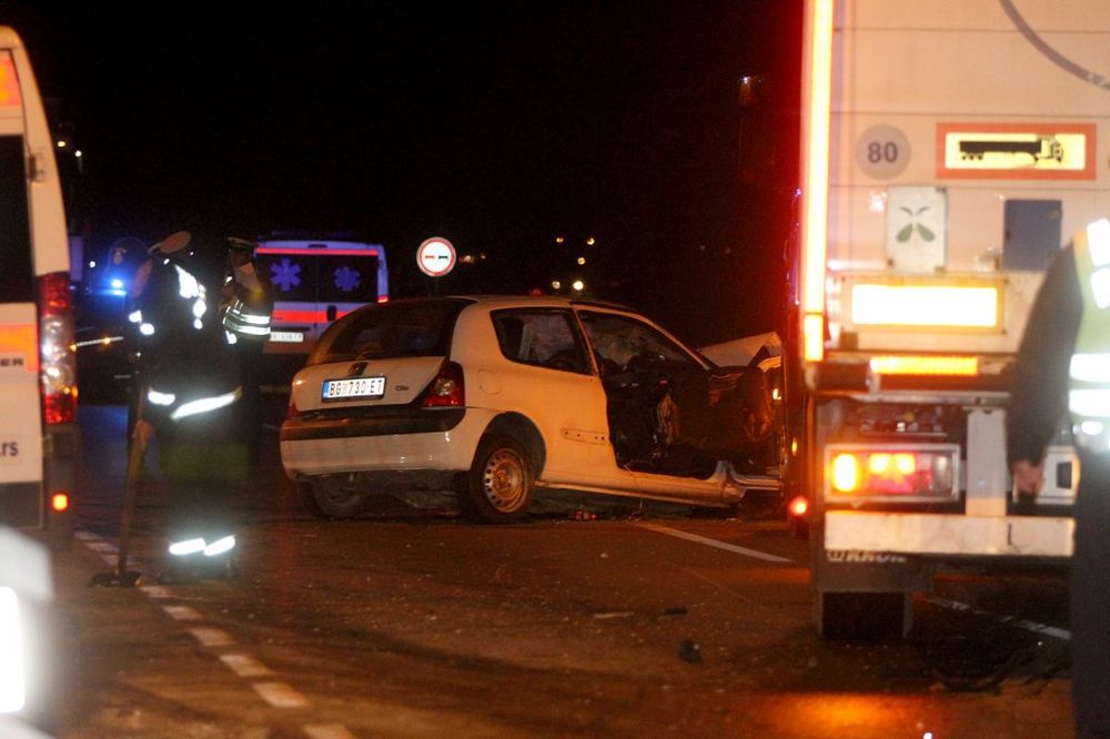 ČETIRI SMRTI NA KRUŽNOM PUTU: Vozač kamiona izjavio da je izbegavao auto i skrenuo u drugu traku!