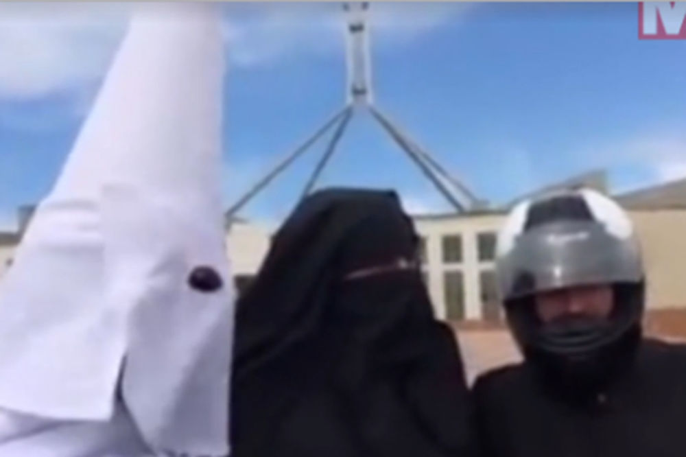 (VIDEO) OVO JE PROTEST: Kad mogu muslimanke s velom, možemo i mi Kju Kluks Klanovci