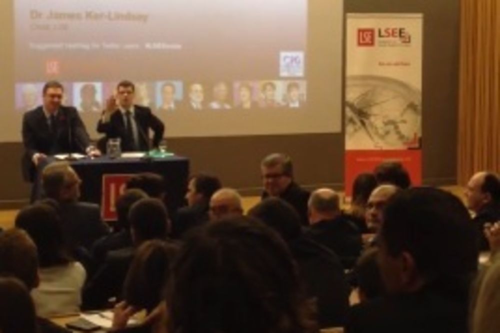 SKANDAL U LONDONU: Nikola Sandulović upao u salu i prekinuo predavanje premijera Vučića! (VIDEO)