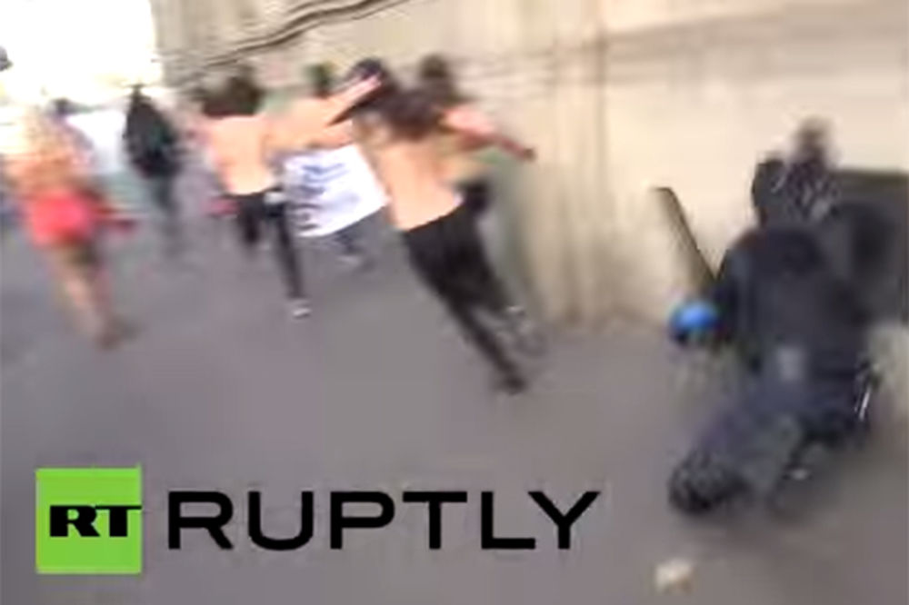 (VIDEO) ČIK ME UHVATI: Pogledajte kako je policajac poljubio zid zbog golih grudi femenke!