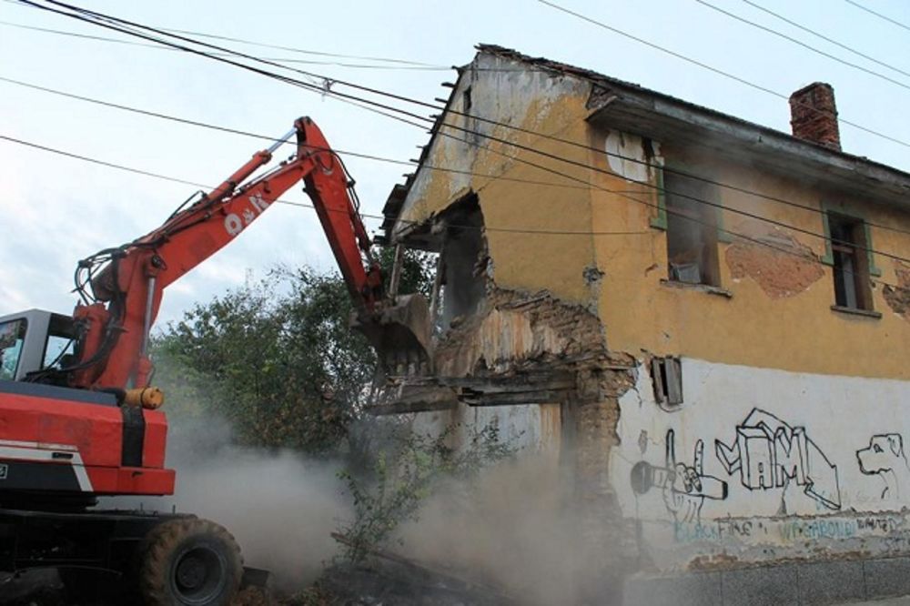 NA SVETU PETKU: Albanci bagerima do temelja srušili pet srpskih kuća u Đakovici!