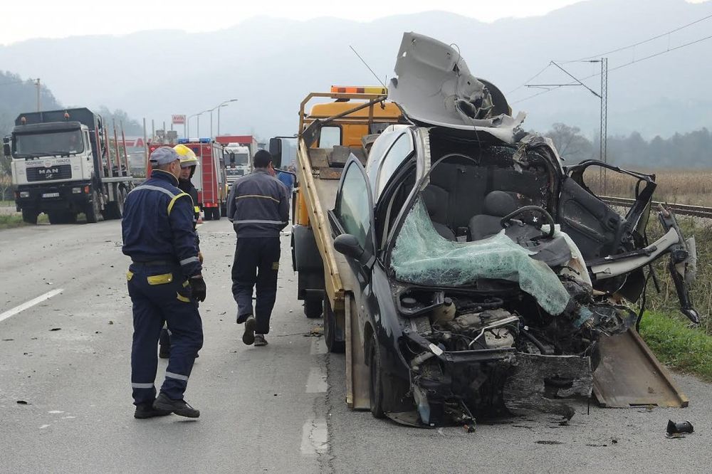 TEŠKA SAOBRAĆAJKA KOD UŽICA: Vozač (47) pežoa poginuo u sudaru sa kamionom!