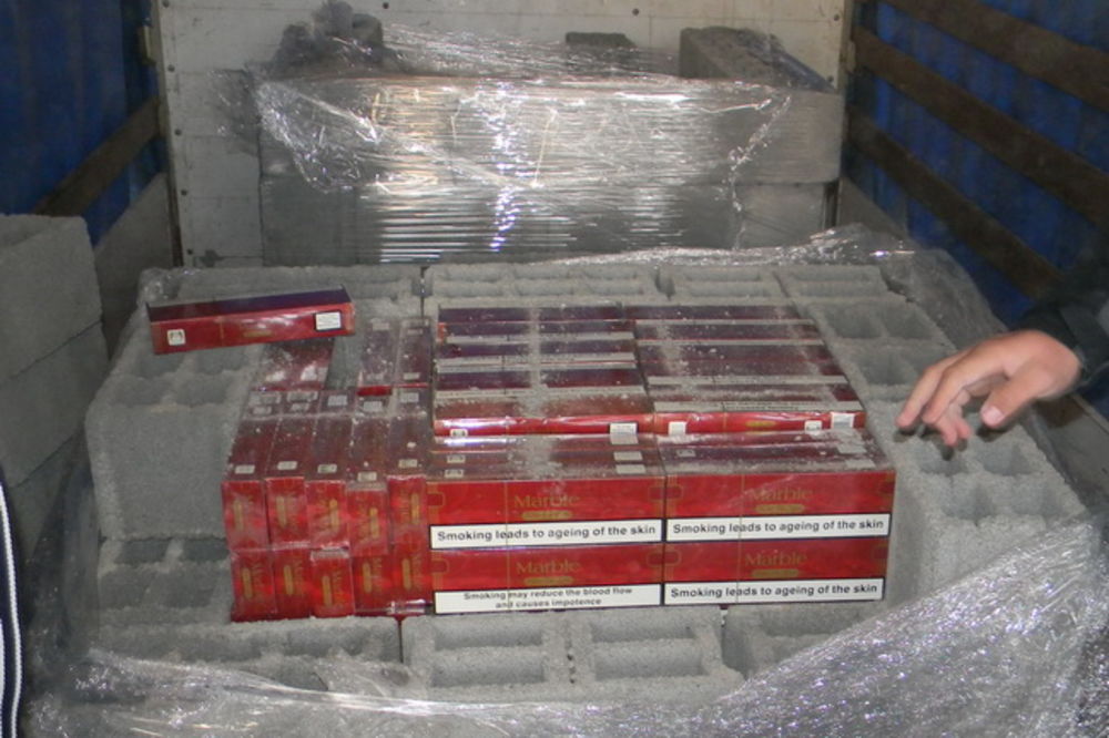 RAŠKA: Švercovali cigarete vredne 800.000 dinara u betonskim blokovima