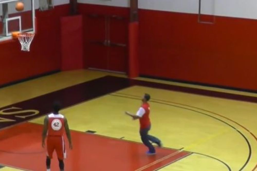 (VIDEO) KAO U HOLIVUDU: Student koji nema veze sa košarkom, dao 4 sjajna koša i osvojio novac