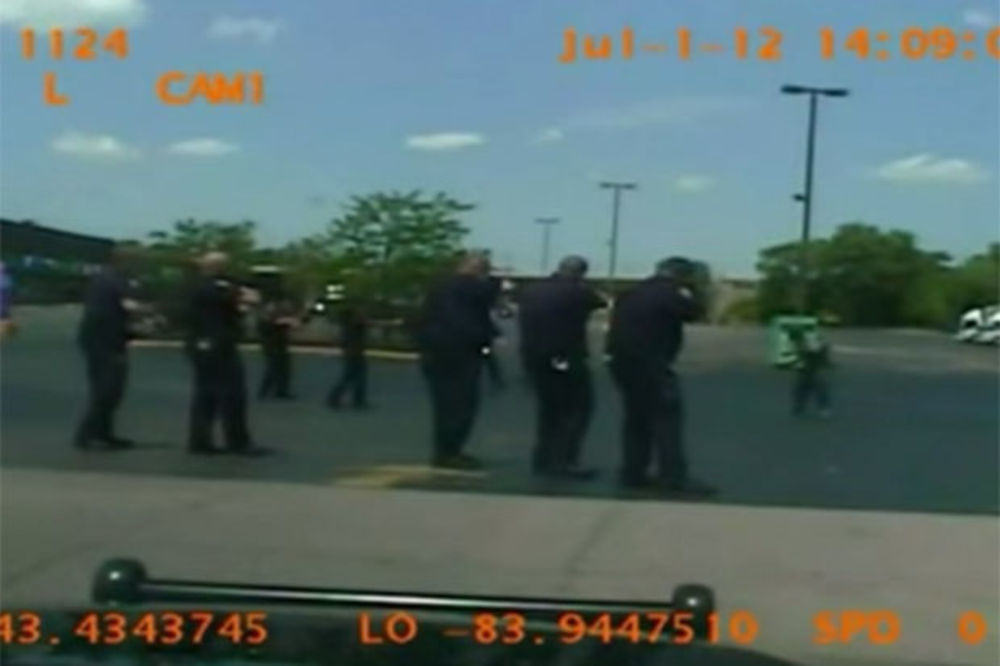 (VIDEO 18+) KONAČNO ISTINA: Policajci ipak streljali bolesnog crnca beskućnika!