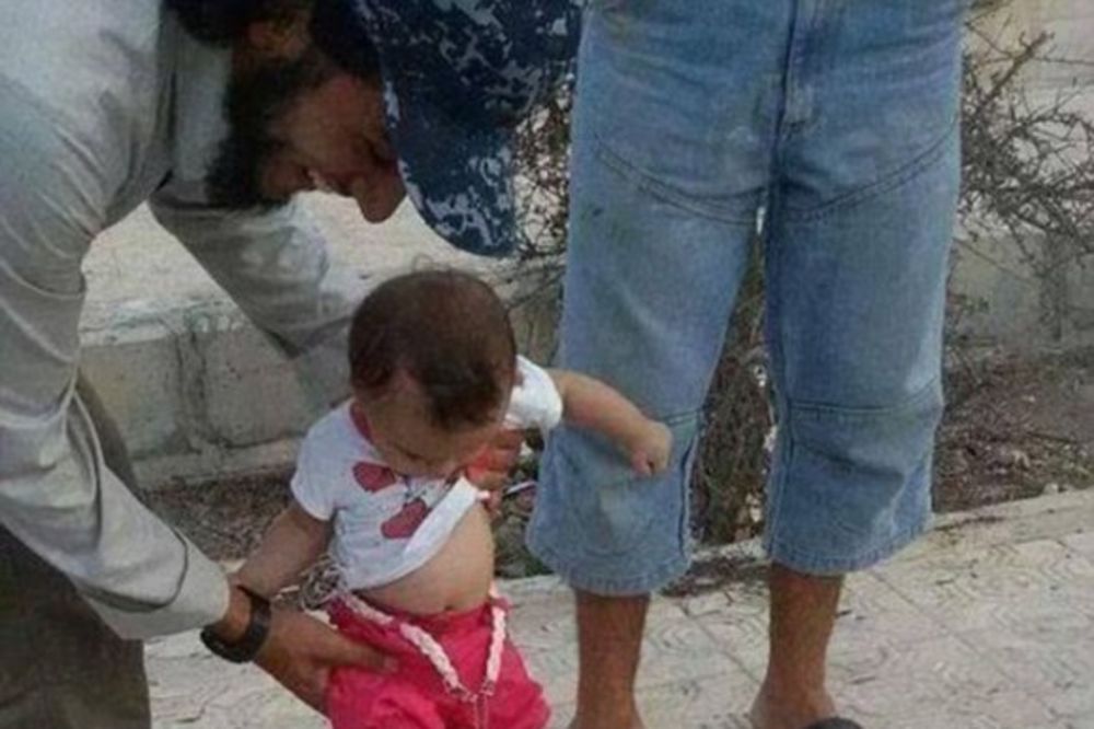 (VIDEO) JEZIVO: Terorista ISIL uči bebu da kao loptu šutira odsečenu ljudsku glavu