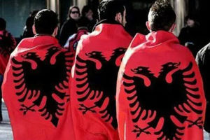 PARAMILICIJA U MAKEDONIJI: Naoružani Albanci patroliraju ulicama!