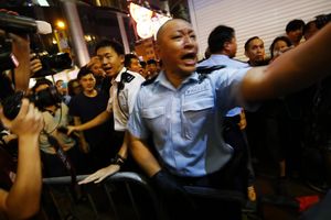 NEREDI NA ULICAMA HONGKONGA: Demonstranti u klinču s policijom