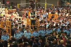 (VIDEO) U HONGKONGU RADILE MARICE: Demonstranti ometali uklanjanje barikada, pa završili u apsu