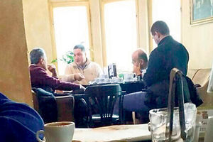 (FOTO) KURIROV PAPARACO: Predsednik Partizana bira se u kafiću, pogledajte ko odlučuje