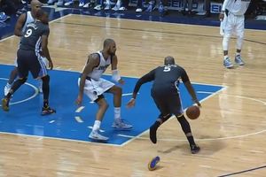 (VIDEO) PRVI PUT U NBA: Ostali imaju ukradene lopte, Čendler patiku