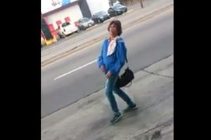 (VIDEO) Ova žena se toliko napila da je počela da ide u rikverc