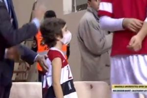 (VIDEO) ZBOG DEČAKA KOJI BOLUJE OD LEUKEMIJE: Košarkaši turskog kluba izašli sa medicinskim maskama