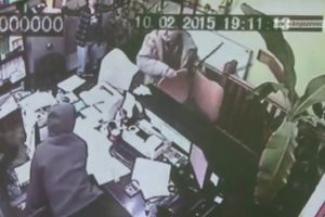 TAKO SAM GA LEPO UDARIO: Evo kako je vlasnik menjačnice u Knjaževcu premlatio pljačkaša! (VIDEO)