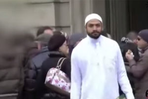(VIDEO) NOVA MODA: Obukao se kao imam, nosio Kuran, pa prošetao po gradu i snimio reakcije ljudi