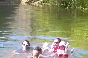 (FOTO) DA SE NAJEŽITE: Plivala sa decom, a onda se sledila od straha kada je videla fotku!
