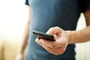 PRONAĐEN MOBILNI TELEFON JEDNOG NAPADAČA: Pred napad poslao zlokobnu sms poruku