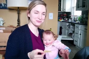(VIDEO) Ova beba ima samo četiri meseca, ali njen osmeh će vas razoružati!
