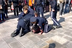 (VIDEO) SEDMORICA NA JEDNOG: Bečka policija brutalno hapsi čoveka nasred ulice!