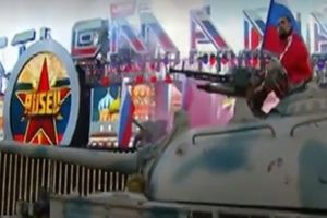 (VIDEO) RUSKI RVAČ ŠOKIRAO AMERIKANCE: Na meč u Kaliforniji došao tenkom