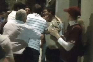 (VIDEO) POMAHNITALI NAVIJAČ: Prebio fudbalera Lanusa ispred svlačionice zbog poraza